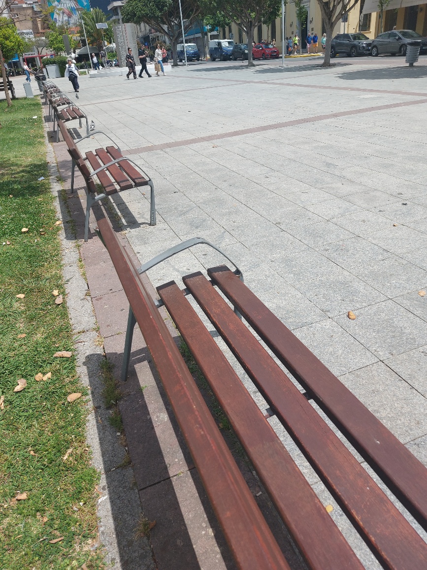 Παγκάκια στο ανατολικό πεζοδρόμιο πότε, επιτέλους, θα μπουν;