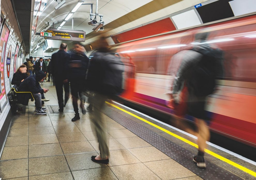 «Ό,τι κάνει κανείς στη ζωή, ακόμα και ο έρωτας, το κάνει μέσα στην υπερταχεία που τρέχει προς τον θάνατο»