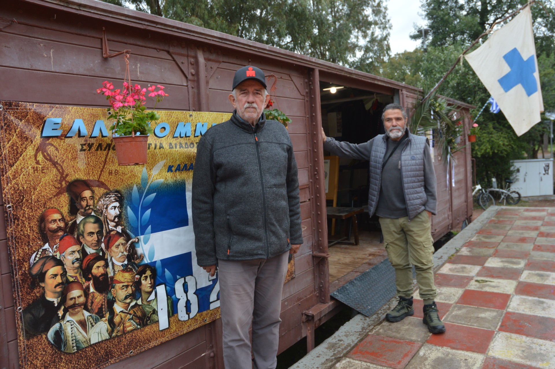Έκθεση αφιερωμένη στη Μάχη στα Κρεμμύδια με άρματα, προσωπογραφίες ηρώων και κειμήλια της εποχής