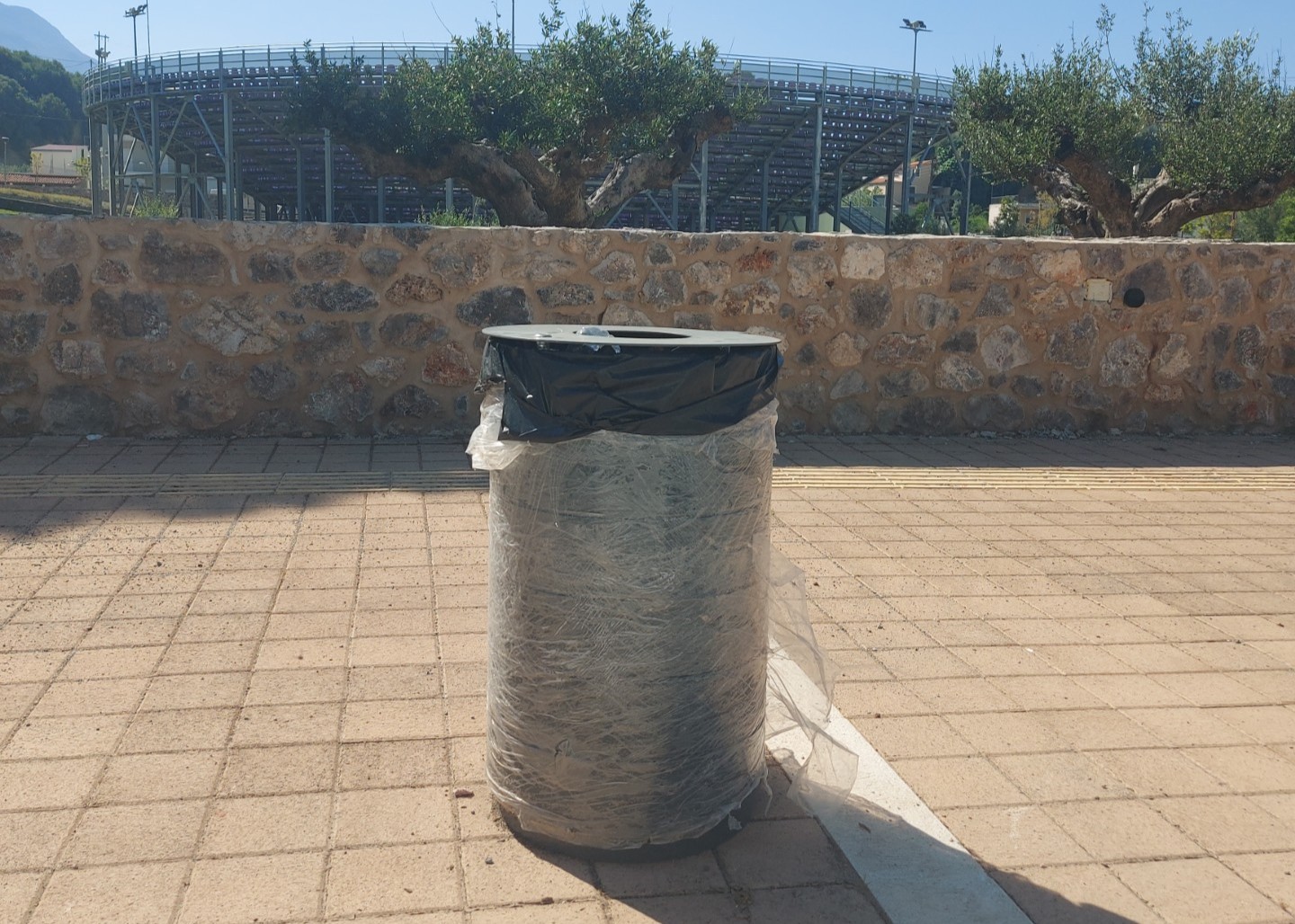 Τα κρατάνε με τη ζελατίνα  για τα εγκαίνια;