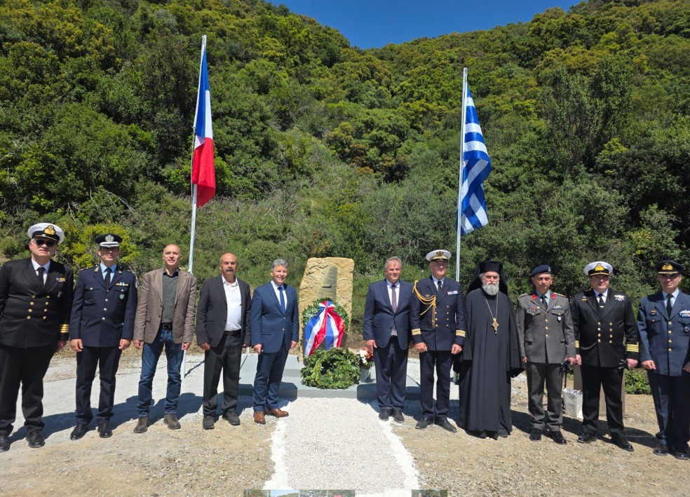 Με εντυπωσιακή πτήση Rafale τα αποκαλυπτήρια στήλης για τον Γάλλο πιλότο Raphael Chapalain