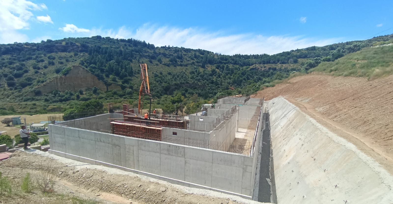 Στο 80% τα οικοδομικά της μεγάλης  δεξαμενής στον Αϊ- Γιάννη Καρβούνη