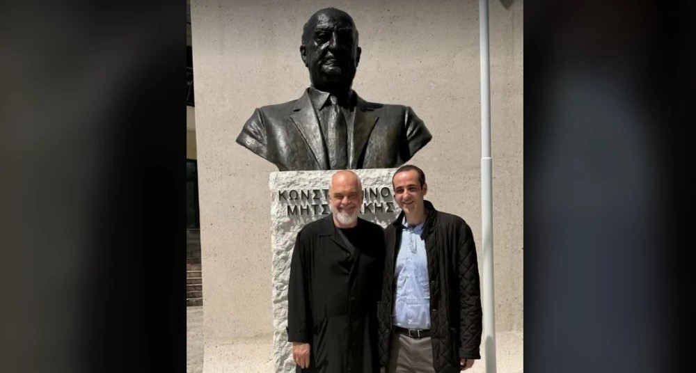 Στη Δερβιτσάνη ο Δημητριάδης: ιδιωτική επίσκεψη στην προτομή του παππού του, συνοδεία του Έντι Ράμα