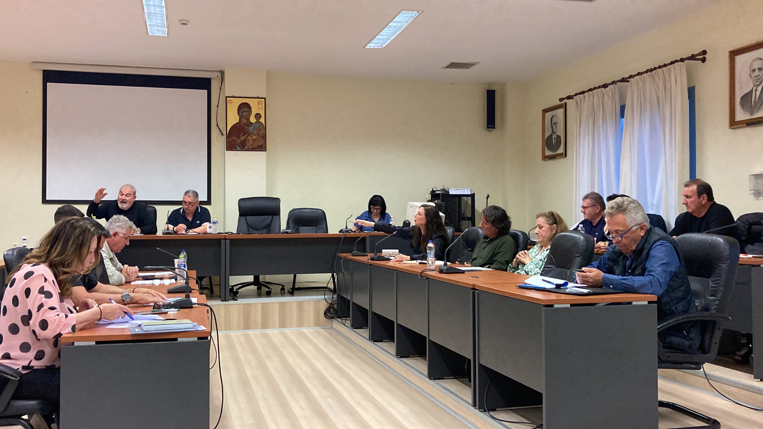 Δημοτικό Συμβούλιο Τριφυλίας: Κόντρες για αντικατάσταση δικτύου Κυπαρισσίας και ΔΕΥΑΤ