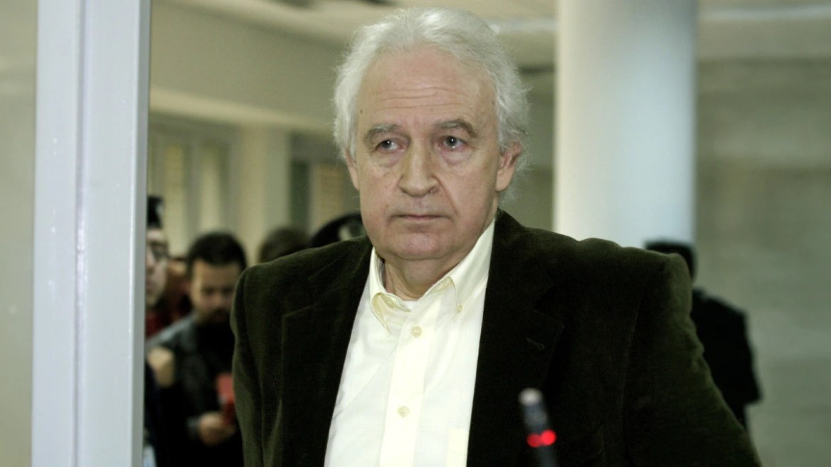 Αποφυλακίστηκε ο αρχηγός της “17 Νοέμβρη” Αλέξανδρος Γιωτόπουλος