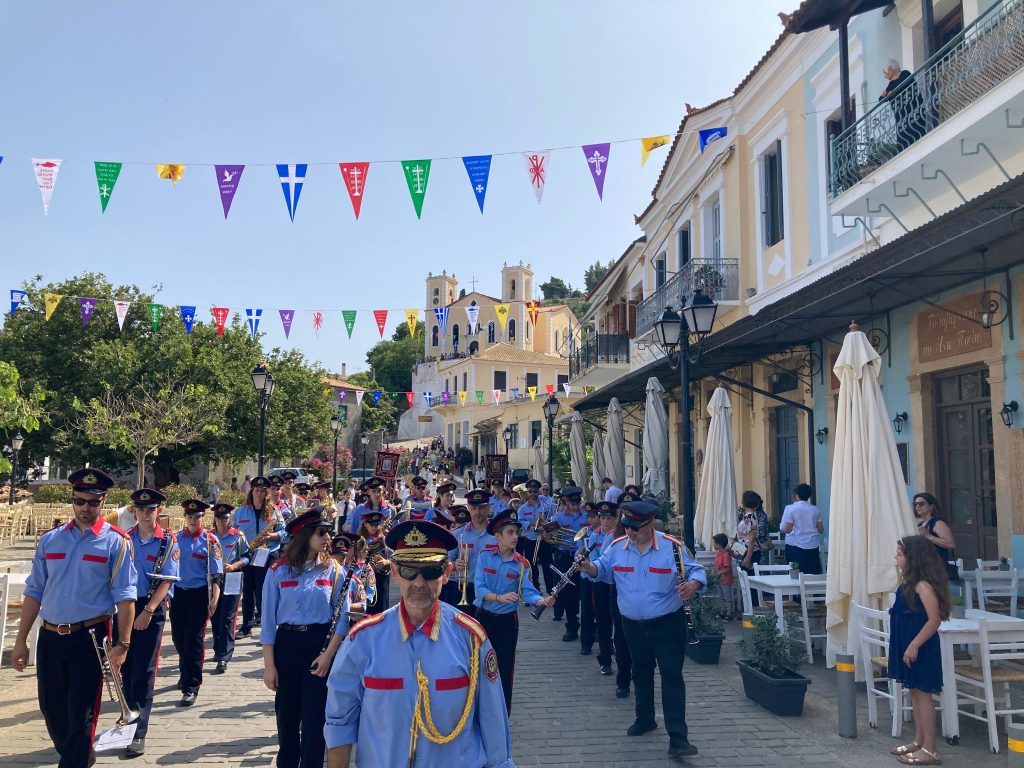 Η Κυπαρισσία τιμά την Πεντηκοστή και το Άγιο Πνεύμα