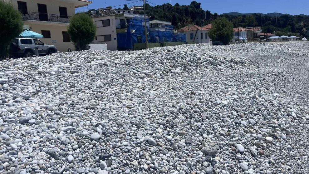 Θέλει στρώσιμο η παραλία
