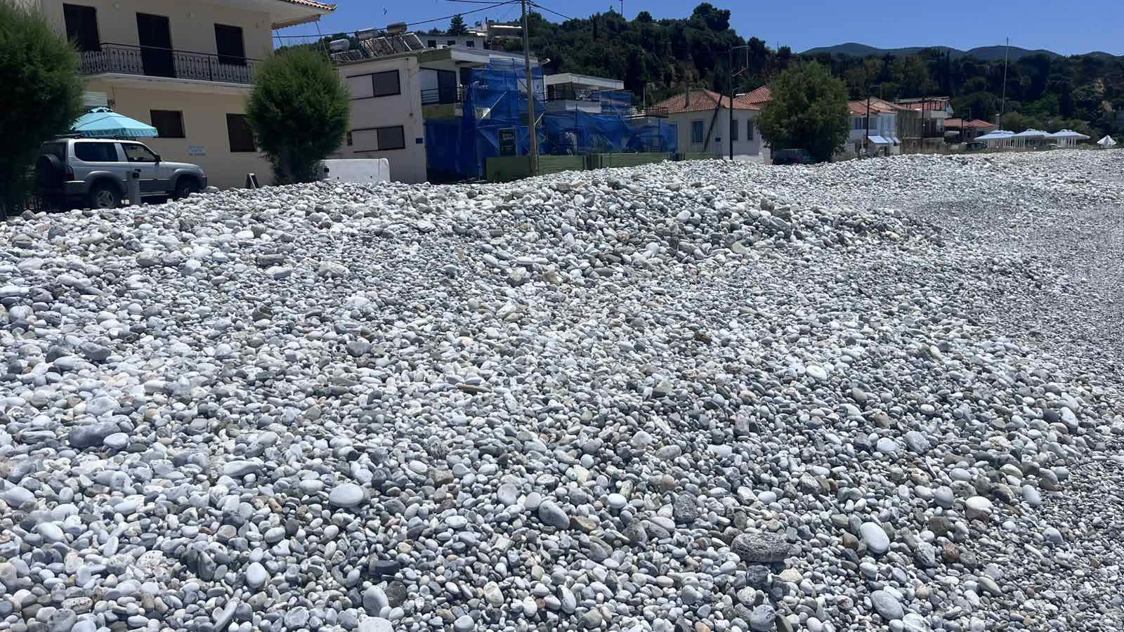 Θέλει στρώσιμο η παραλία