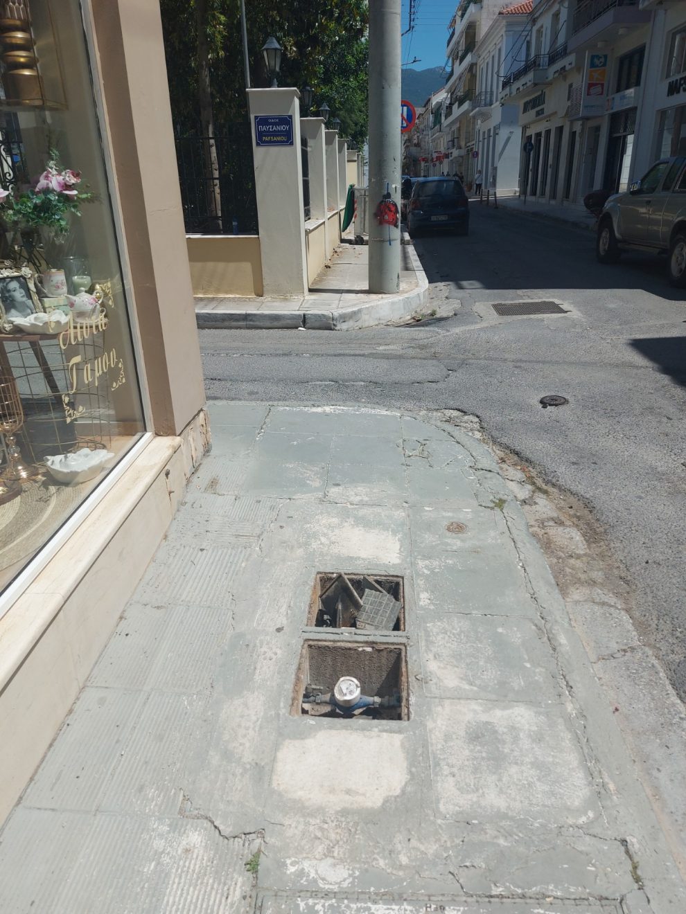 Σπασμένα καπάκια της ΔΕΥΑΚ – Κίνδυνος για τους πεζούς