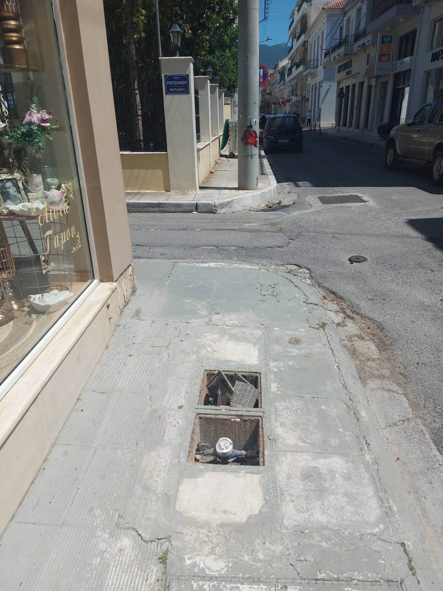 Σπασμένα καπάκια της ΔΕΥΑΚ – Κίνδυνος για τους πεζούς
