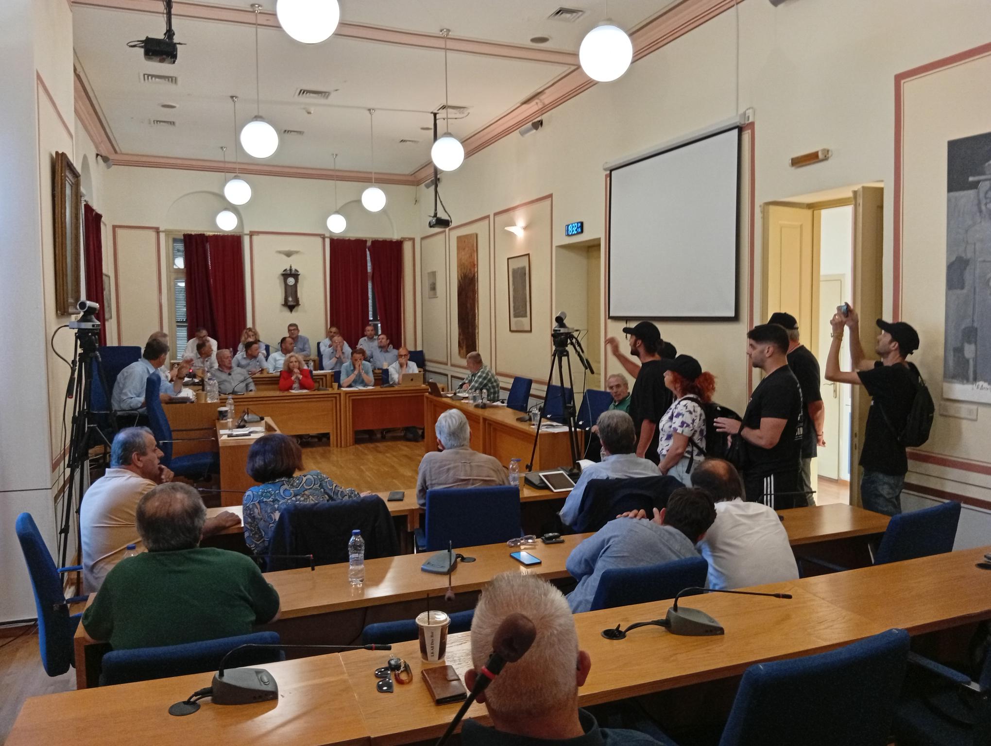 Ο Ρουβίκωνας στο Δημοτικό Συμβούλιο Καλαμάτας: Ακυρώστε τις αυξήσεις στο νερό και τις εκπτώσεις – κοροϊδία