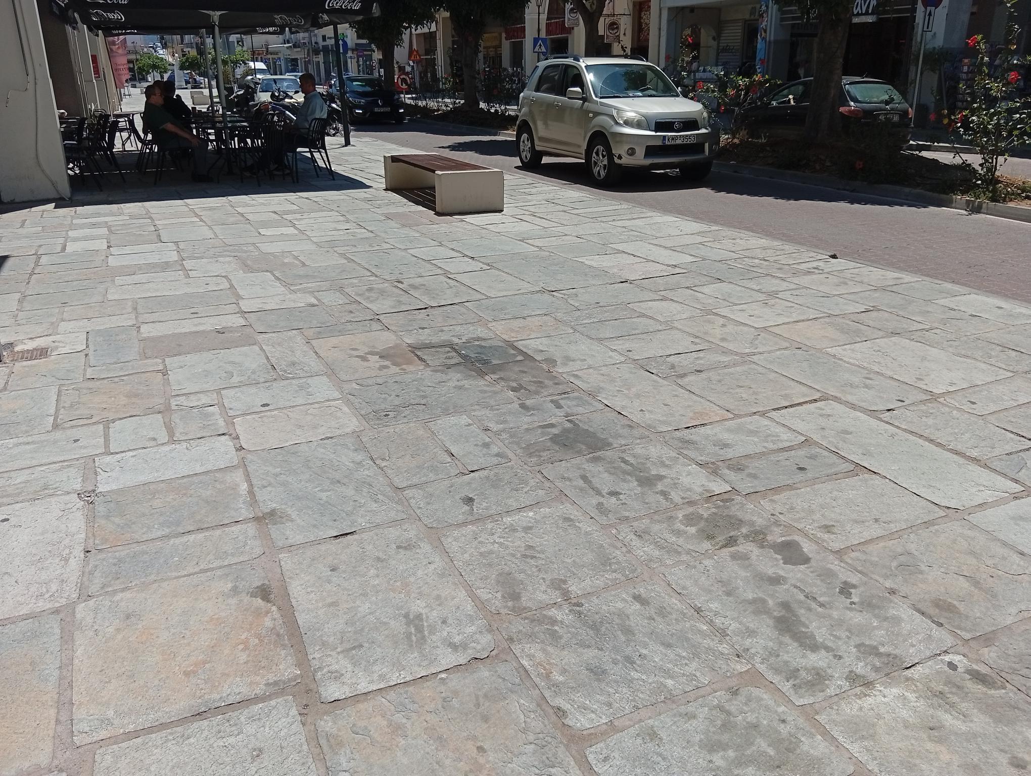Απαξιώνεται η ανάπλαση στην 23ης Μαρτίου