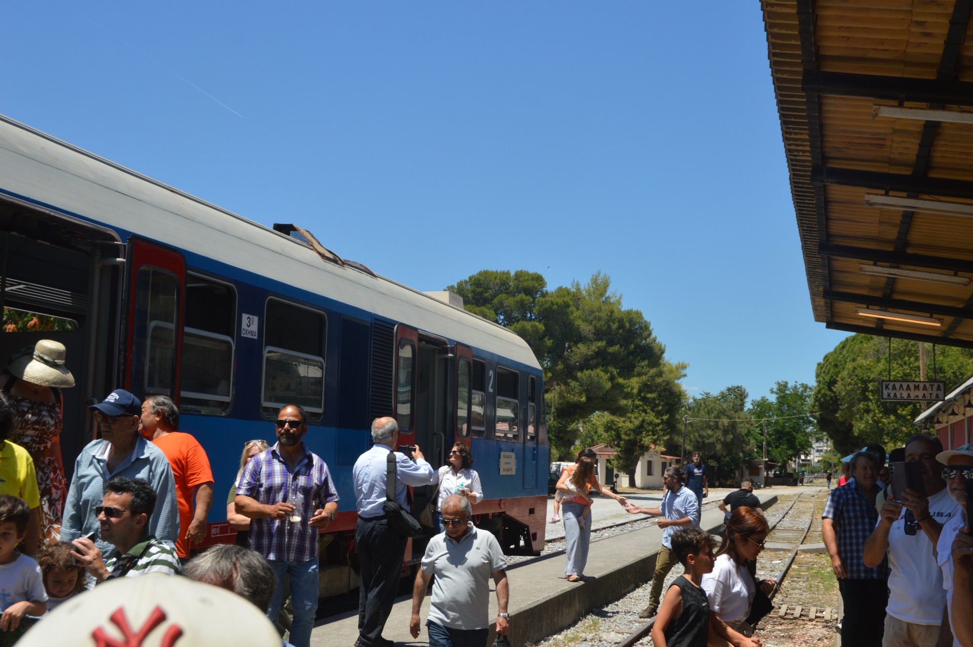 Ο δρόμος είναι πάρα πολύ μακρύς και σκοτεινός για να σφυρίξει