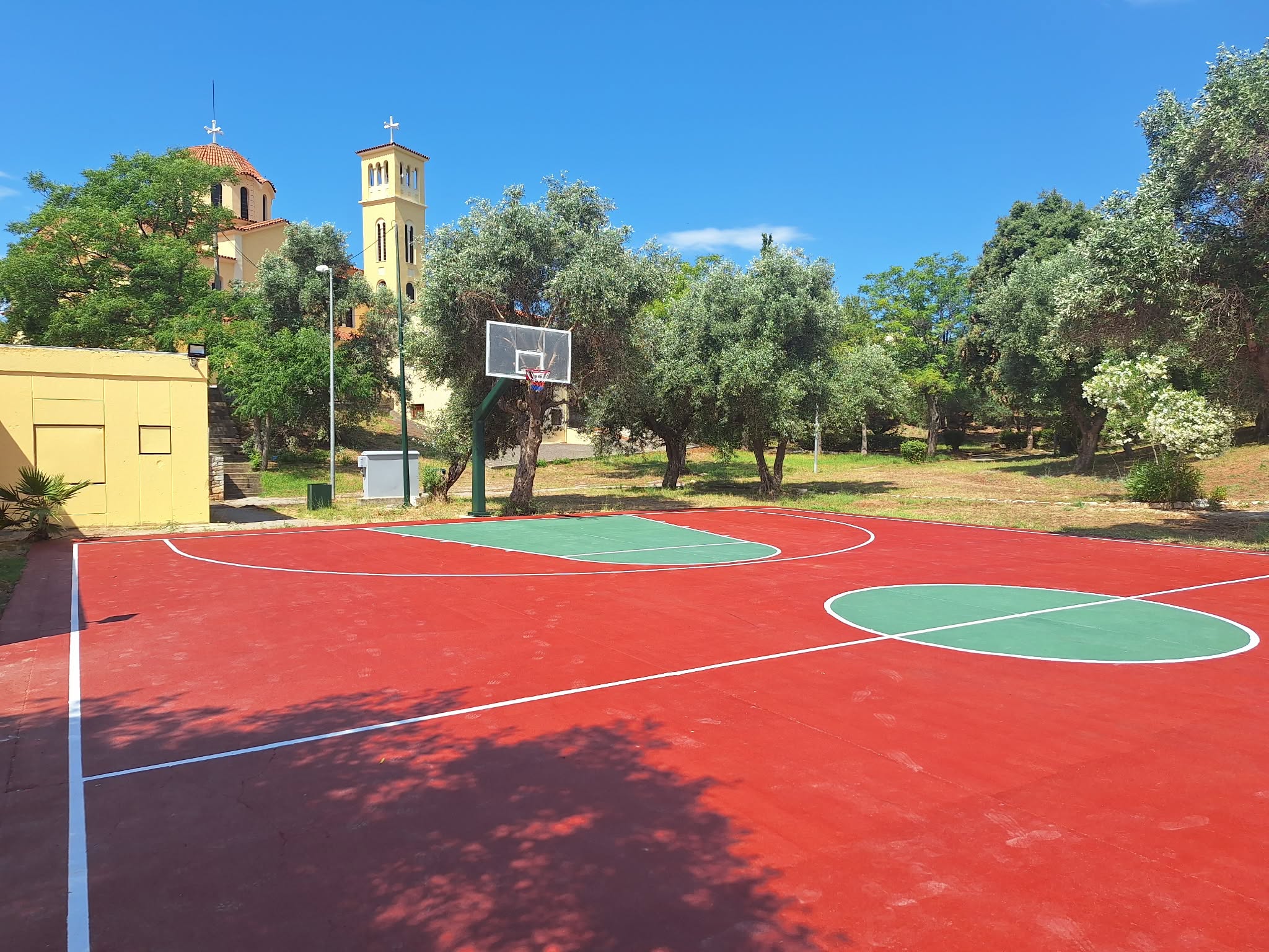 Ο δήμαρχος στην Αγία Τριάδα όπου  ανακατασκευάστηκαν γήπεδα μπάσκετ και βόλεϊ