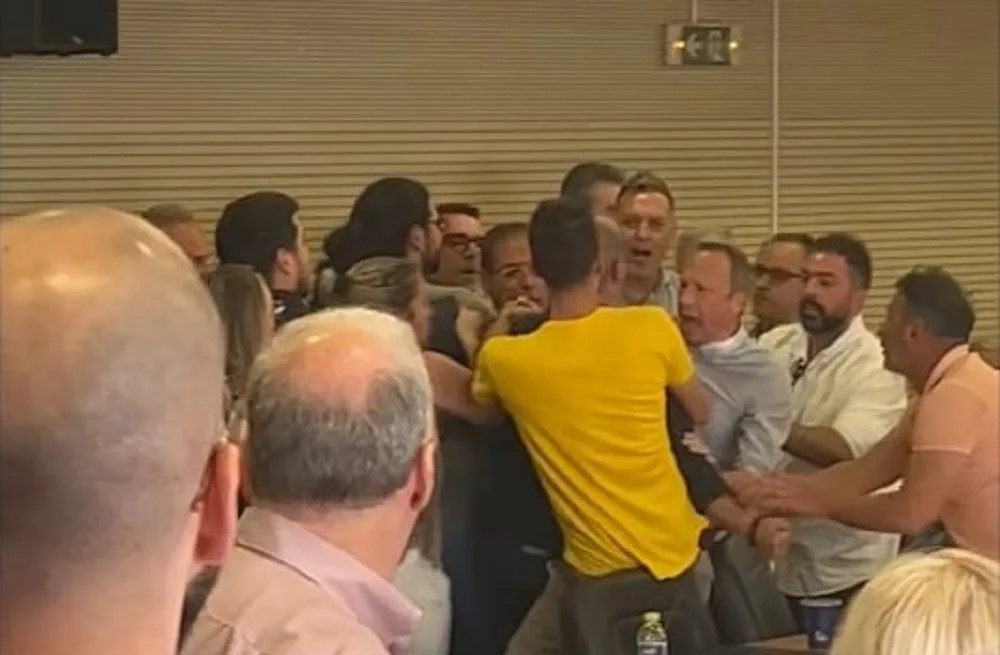 Δήμος Ηλιούπολης: Σε… ρινγκ μετατράπηκε το δημοτικό συμβούλιο