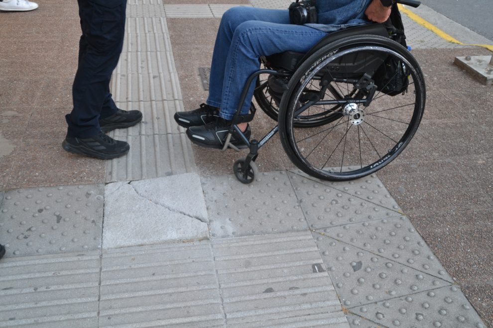 Ατύχημα σε ράμπα για άτομο με αναπηρικό αμαξίδιο στο κέντρο της Καλαμάτας