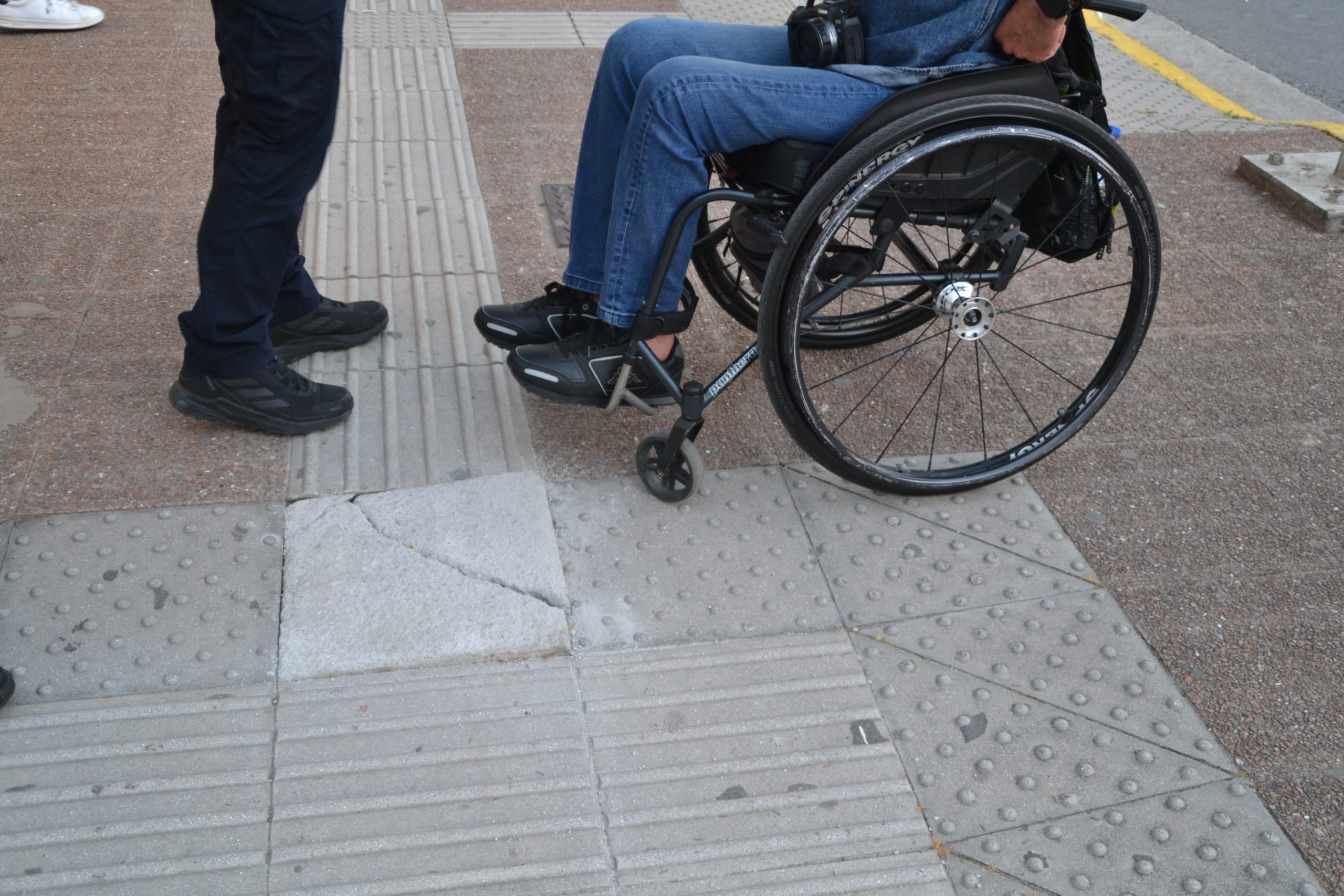 Ατύχημα σε ράμπα για άτομο με αναπηρικό αμαξίδιο στο κέντρο της Καλαμάτας