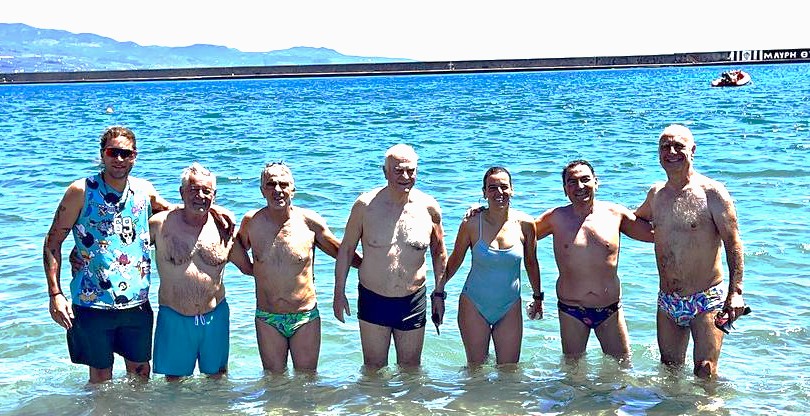 Κολυμβητική σκυταλοδρομία αγάπης με μηνύματα για τη δωρεά μυελού των οστών και την άθληση