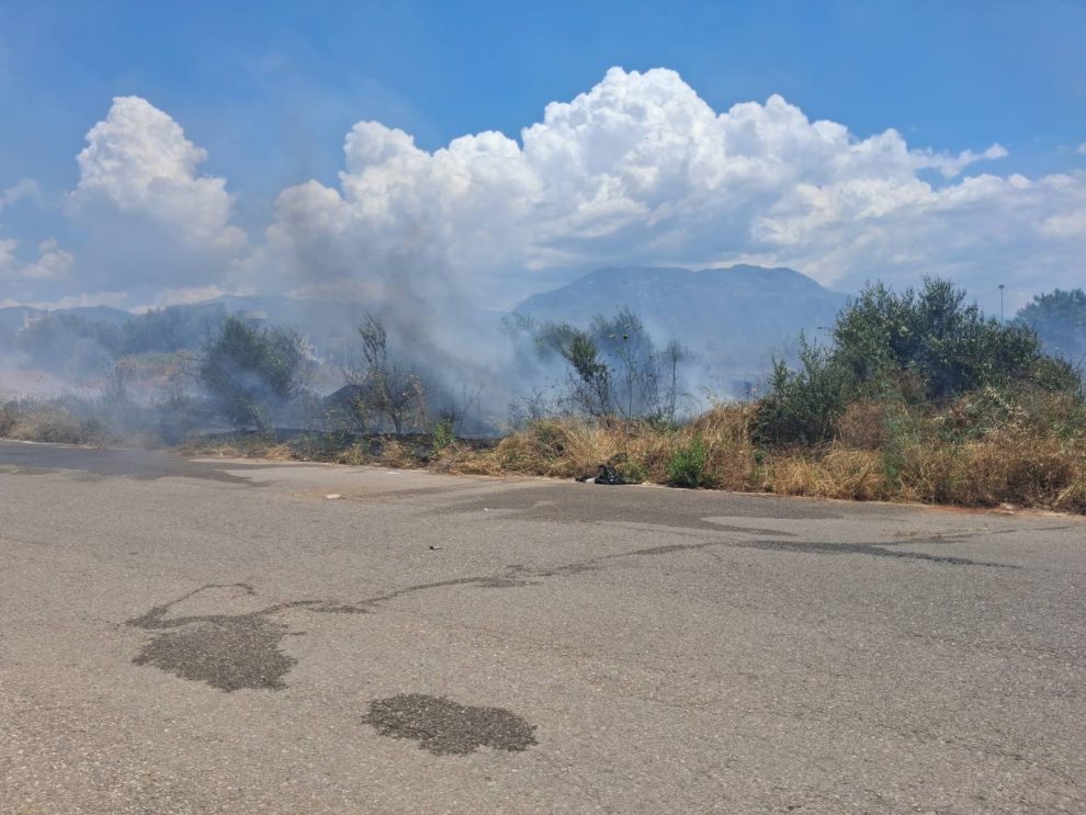 Καλαμάτα: Φωτιά δίπλα σε καταυλισμό Ρομά