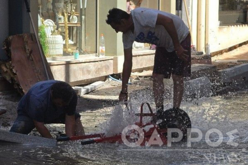 Ανάπλαση Ανδρέα Σκιά: Έσπασε ο αγωγός ύδρευσης και δημιουργήθηκε πίδακας