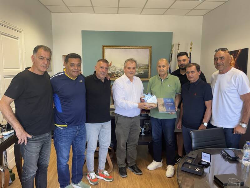 Οι βετεράνοι του ΠΑΟΚ επισκέφθηκαν τον δήμαρχο Πύλου Νέστορος και τίμησαν τον Νίκο Τσώνη