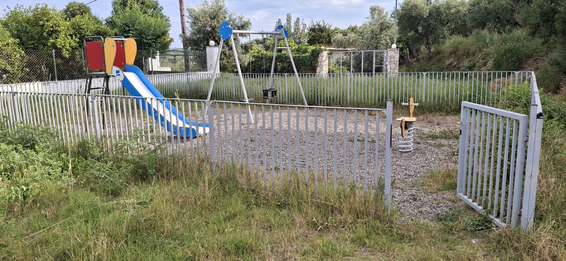 Παρατηρήσεις και αίτημα χορήγησης εγγράφων για παιδική χαρά και γήπεδο μπάσκετ στα Βουνάρια