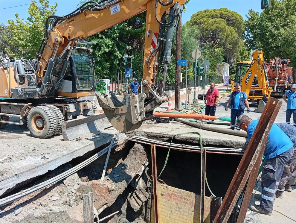 Σαν να μην έφτανε η ζημιά στον κεντρικό αγωγό αποχέτευσης, τρύπησε και ο αγωγός ύδρευσης στο Πέταλο