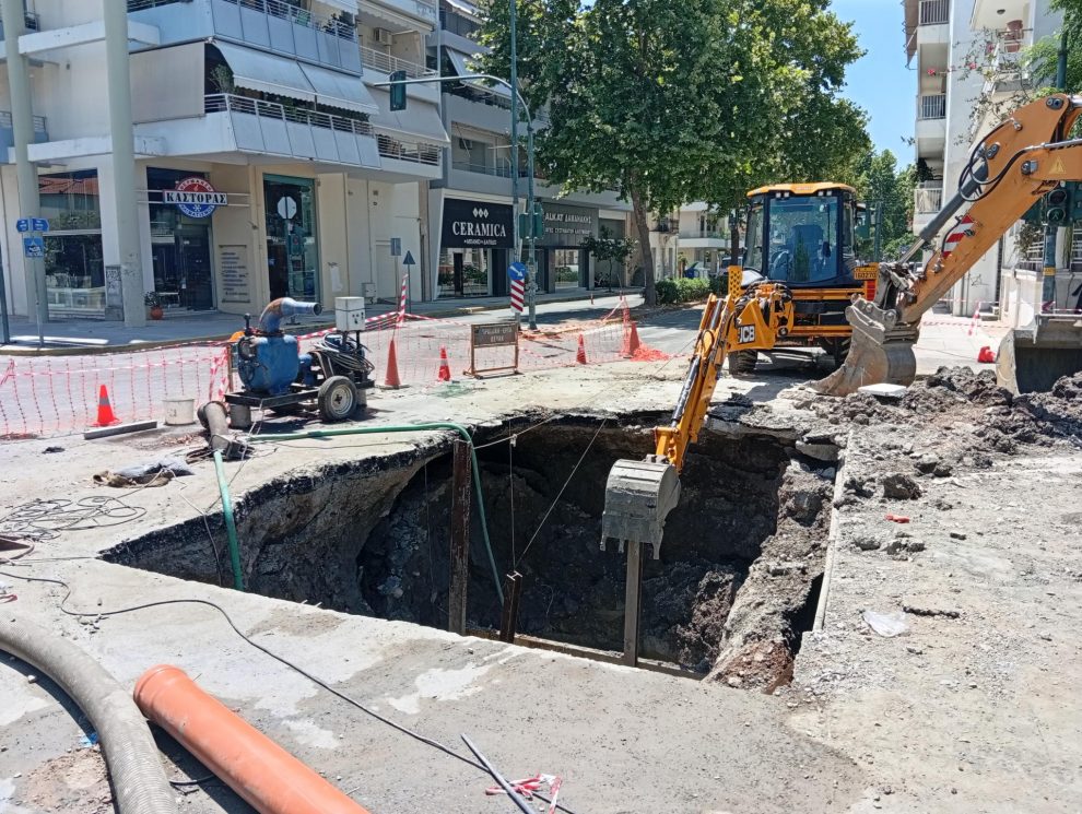 Αποκαταστάθηκε η ζημιά στον κεντρικό αγωγό, αλλά όχι ακόμη και στον δρόμο