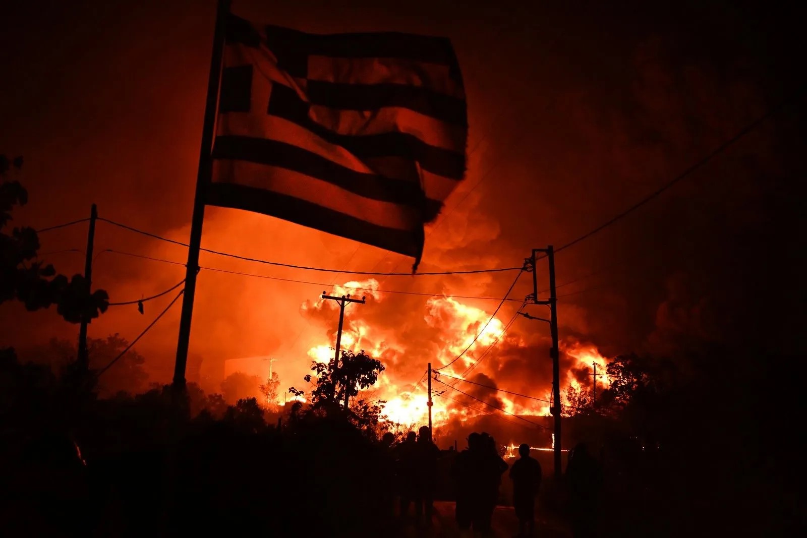 Εικόνες ολικής καταστροφής από τη φωτιά στο Ωραιόκαστρο – Κάηκαν εργοστάσια & βιοτεχνίες