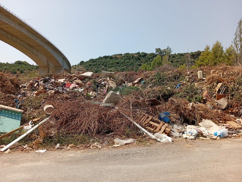 Μπάζα & σκουπίδια στο «Πράσινο σημείο» στην περιοχή του Νέδοντα