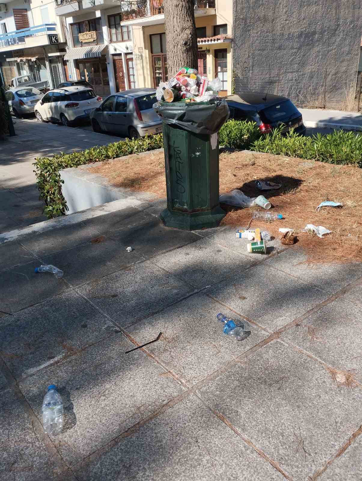 Πλατεία Μαυρομιχάλη και σκουπίδια
