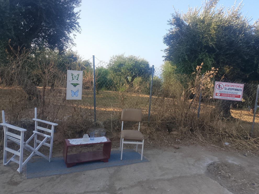 Το… σαλονάκι της Γαργαρούς και οι πινακίδες απαγόρευσης σκουπιδιών