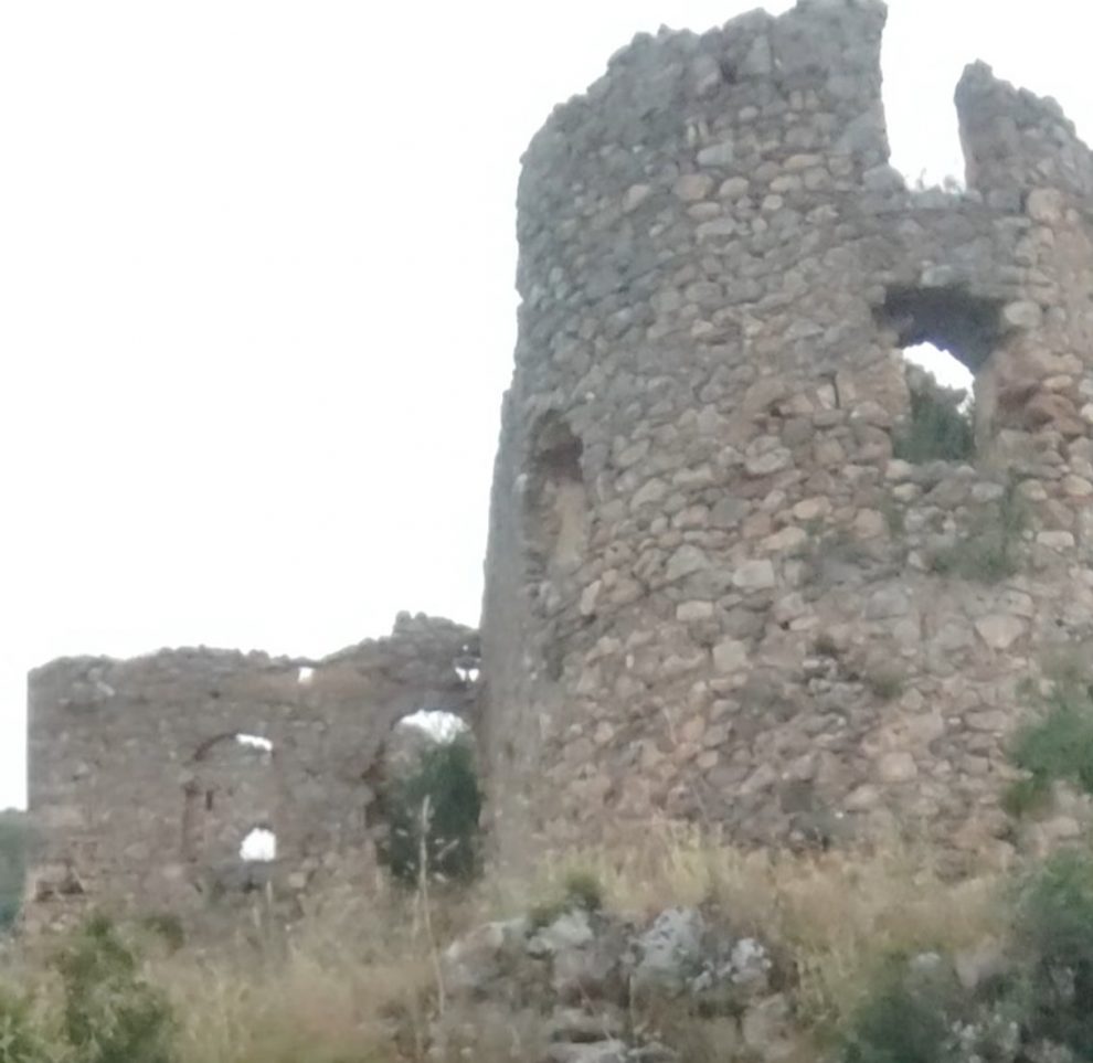 Ο Πύργος Κουμουνδούρου καταρρέει και οι μελέτες παραμένουν στα συρτάρια