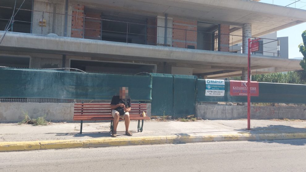Έφυγαν οι στάσεις…  μπήκαν παγκάκια