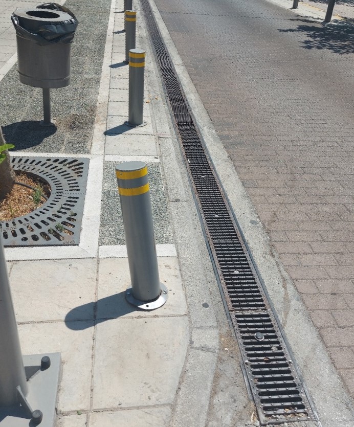 Οι απρόσεκτοι οδηγοί και τα κολωνάκια….