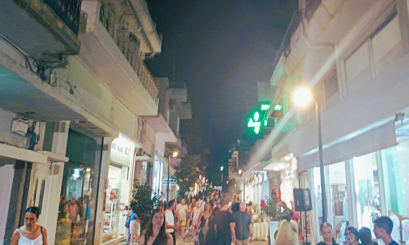 Με μεγάλη επιτυχία η “Εκπτωτική Βραδιά” στη Μεσσήνη – Πλήθος κόσμου στους δρόμους της πόλης