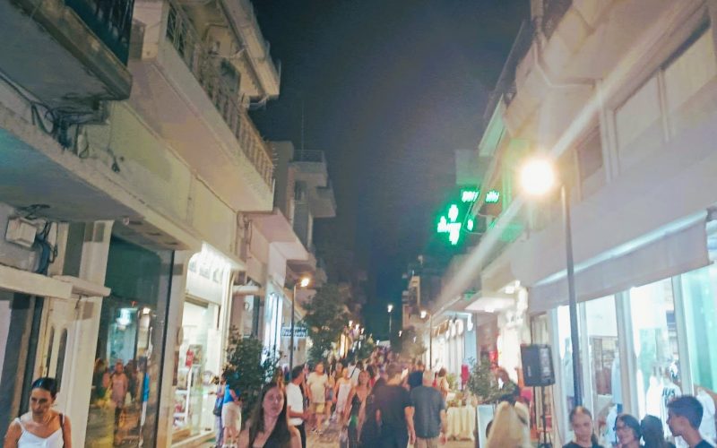 Με μεγάλη επιτυχία η “Εκπτωτική Βραδιά” στη Μεσσήνη – Πλήθος κόσμου στους δρόμους της πόλης