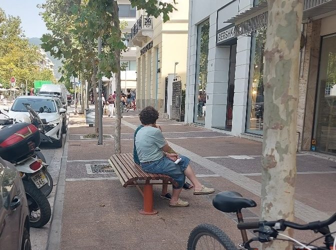 Πάμε πάλι… Παγκάκια στην ανατολική πλευρά της Αριστομένους