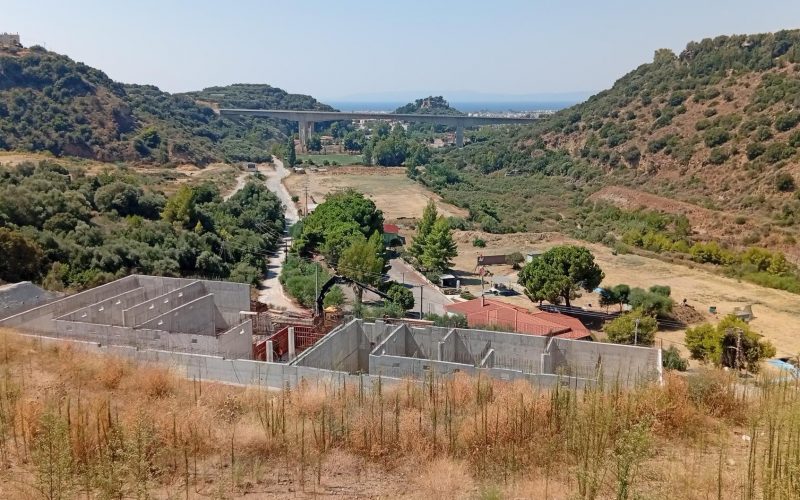 Καλαμάτα: Κοντεύει η τοιχοποιία στην τεράστια δεξαμενή ύδρευσης στον Άγιο Ιωάννη τον Καρβούνη