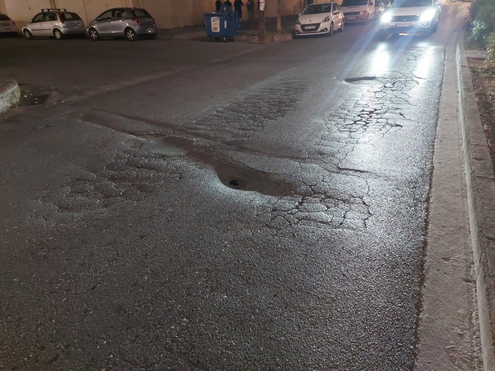 Τρύπα στο οδόστρωμα που οδηγεί στο άπειρο…