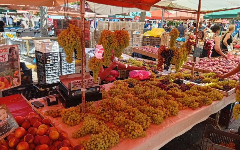 Πολύς ο κόσμος στη Λαϊκή της Καλαμάτας, αλλά λίγα τα ψώνια…