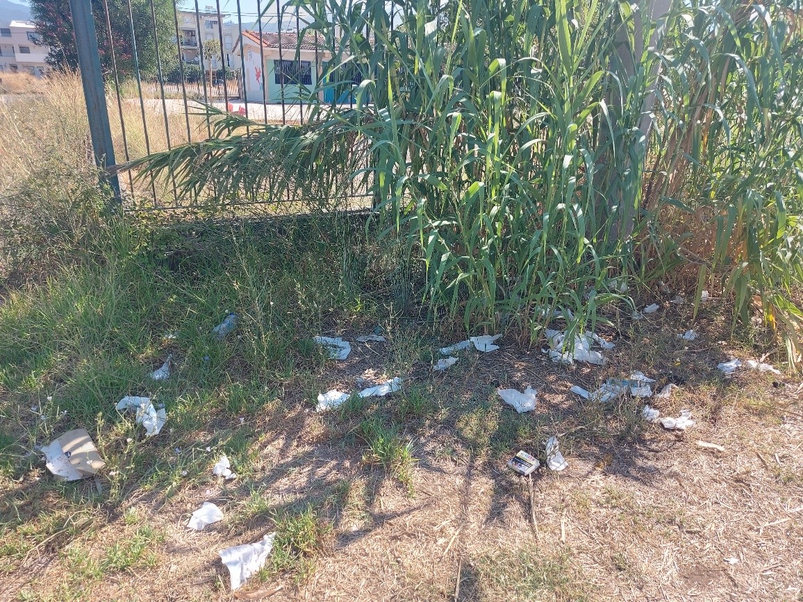 Τουλάχιστον ας μην πετούν έξω μωρομάντηλα και προφυλακτικά…