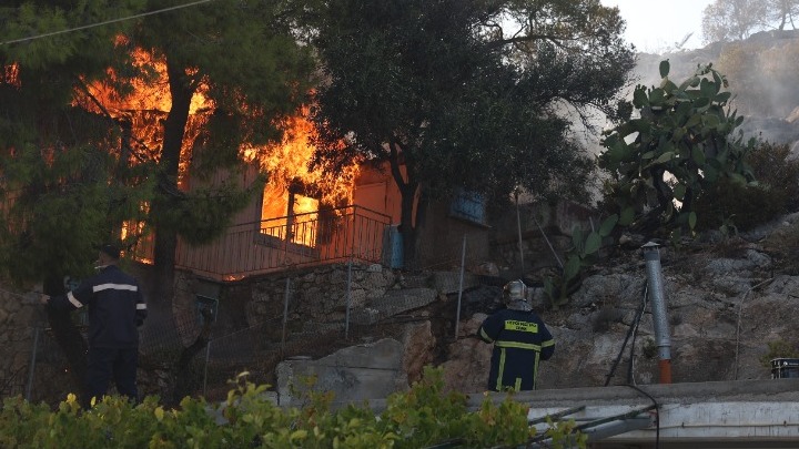 Σαλαμίνα: Πυρκαγιά με 2 νεκρούς και 9 τραυματίες