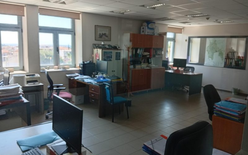 Αίθουσες υπηρεσιών χωρίς υπαλλήλους…