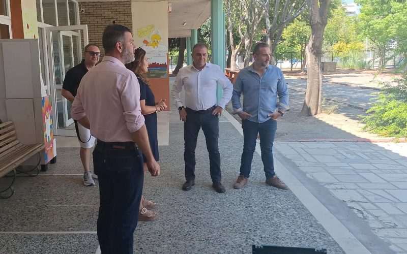 Ο δήμαρχος Καλαμάτας σε σχολεία όπου εκτελούνται εργασίες