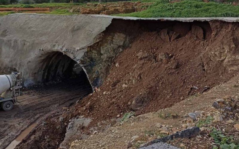 Τζάνε – Καλαμάκι: Κατολίσθηση μέσα στη σήραγγα προκαλεί ανησυχία – Καθησυχαστική η Περιφέρεια, συνεχίζονται, λέει, τα έργα στο τούνελ