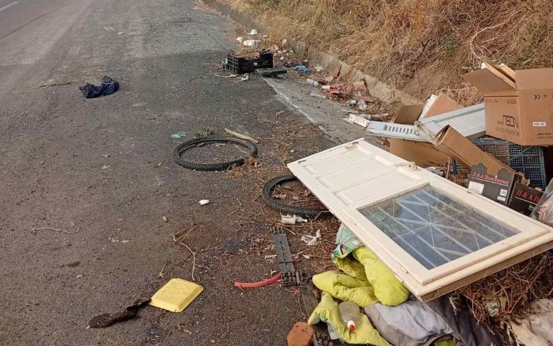Πετούν ογκώδη αντικείμενα ακόμα και στην εθνική οδό