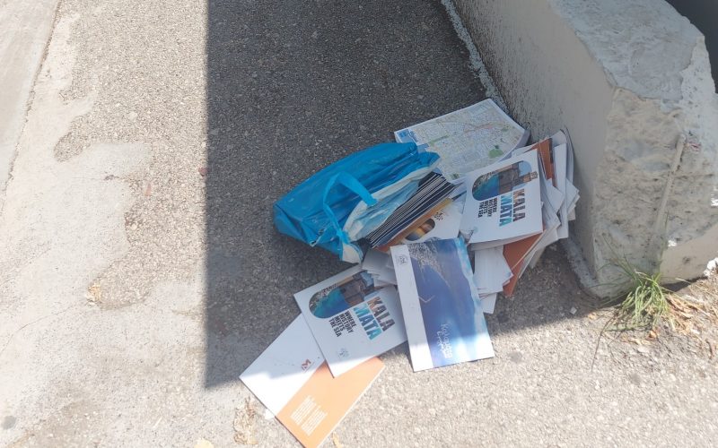 Πεταμένο έντυπο υλικό τουριστικής προβολής της Καλαμάτας…