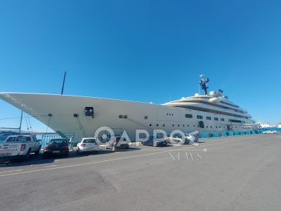 Δύο επιβλητικά yacht στο λιμάνι της Καλαμάτας