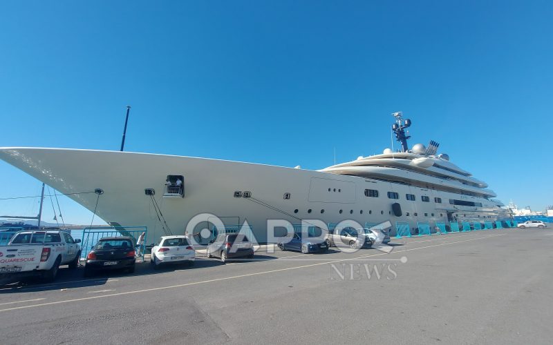 Δύο επιβλητικά yacht στο λιμάνι της Καλαμάτας